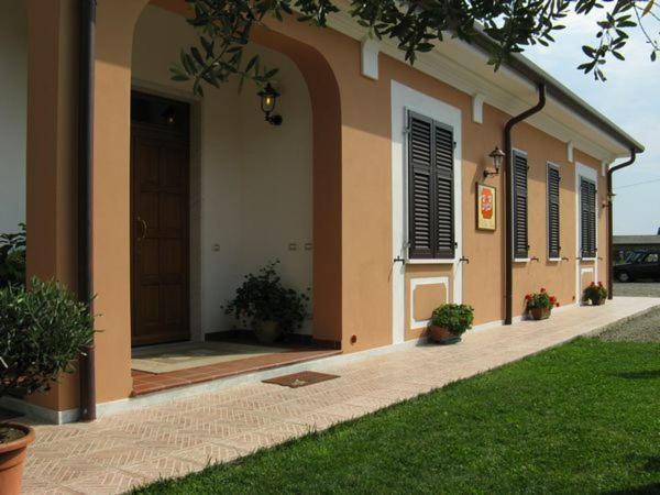 B&B Villa Isa Carrara Esterno foto